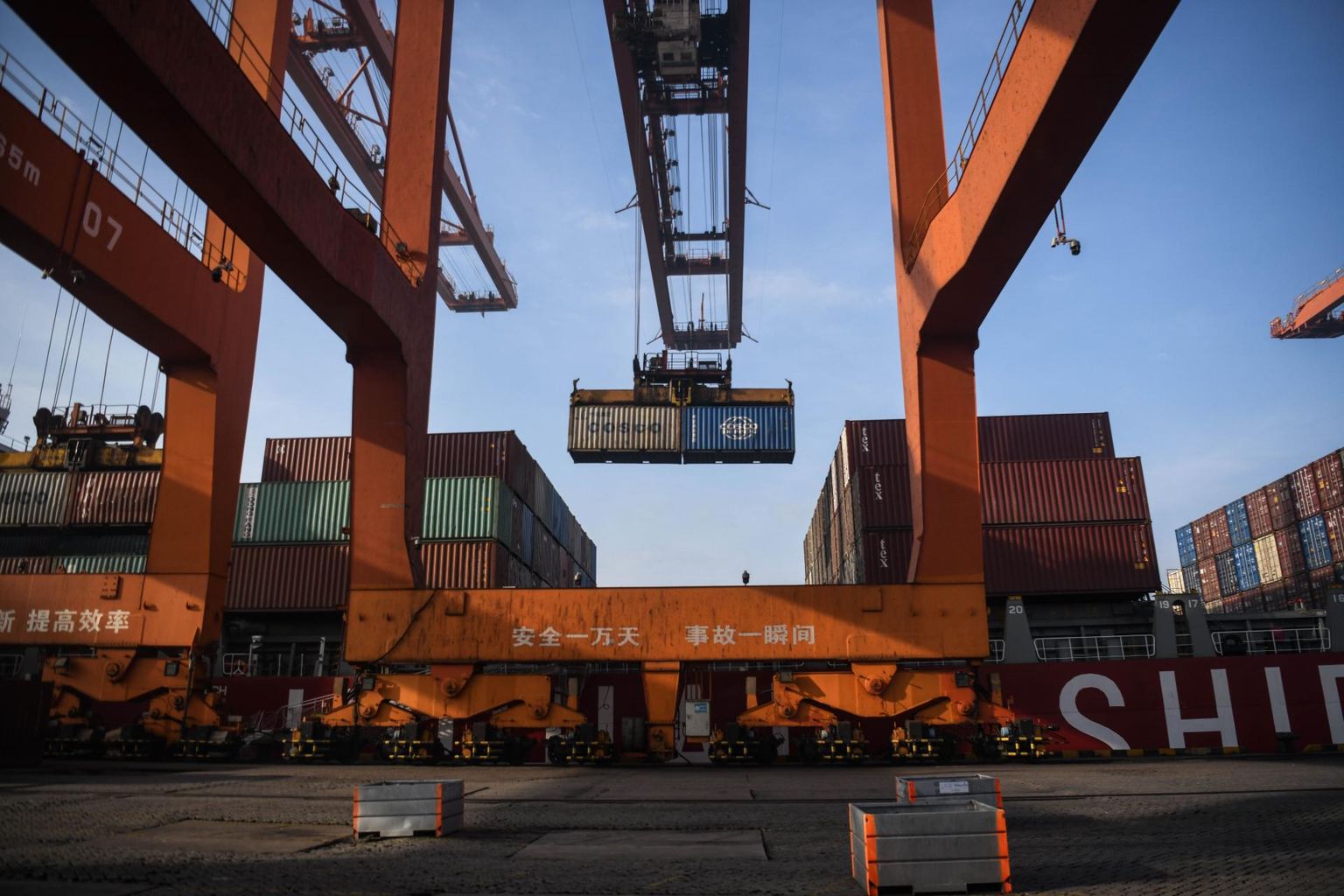 Konteinerite laadimine Hiina Quinzhou sadamas: konteinerveo hinnad on pöörselt tõusnud ning tühje konteinereid on keeruline saada.
