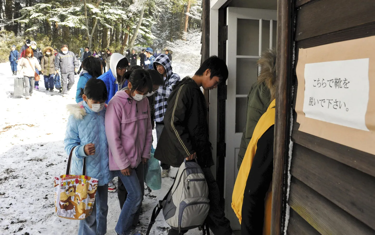 Evakueeritud saabumas Nasus asuvasse keiserlikku villasse.Ukse juures on silt: palume välisjalatsid ära võtta