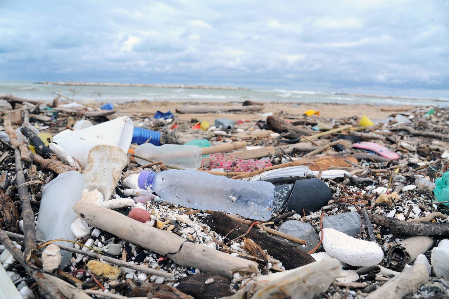 Plastikprügi Itaalia sadamalinna Bari rannal.