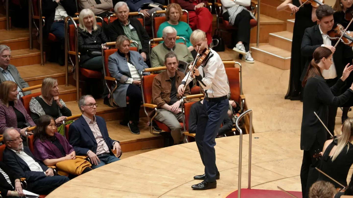 Viiuldaja Hans Christian Aavik esitas Kölni publikule Mozarti viiulikontserdi nr 3 ja lisaloona Ester Mägi «Kadentsi ja teema».