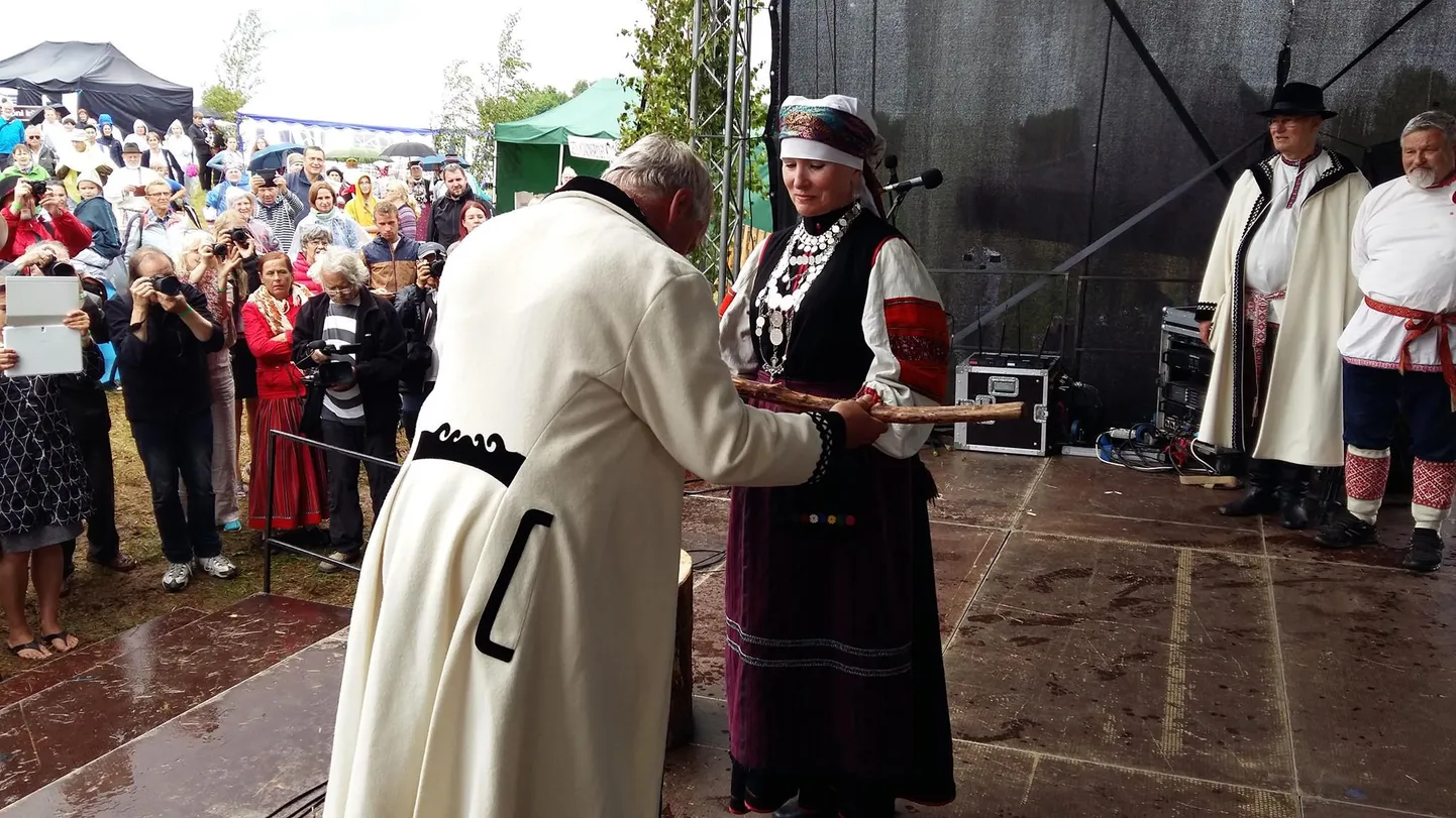 Eelmine Setomaa ülembsootska Aarne Leima annab ülembsootska valitsemissaua, kiiora, üle uuele Setomaa ülembsootskale Piret Torm-Kriisile.