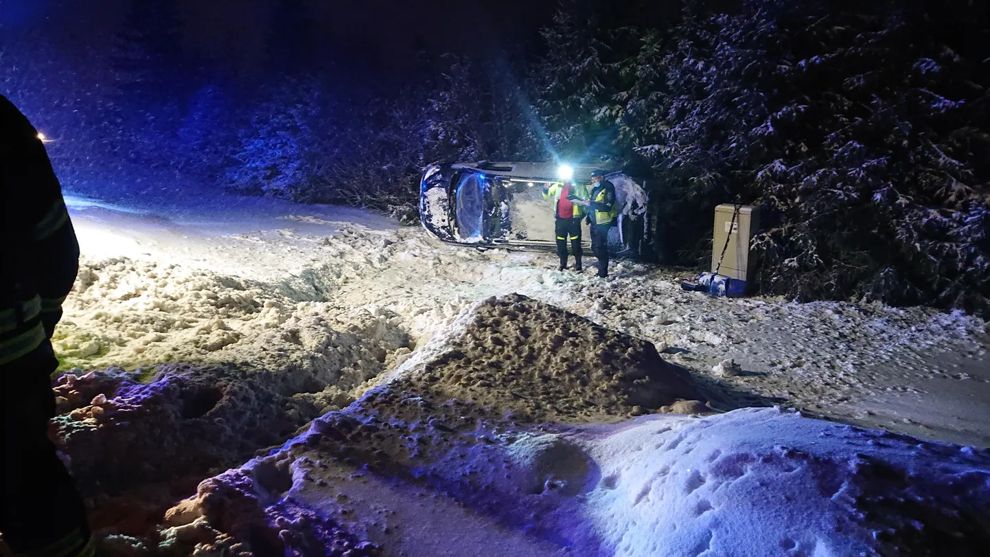 Pärast üle katuse käimist jäi teelt välja sõitnud Peugeot külje peale.