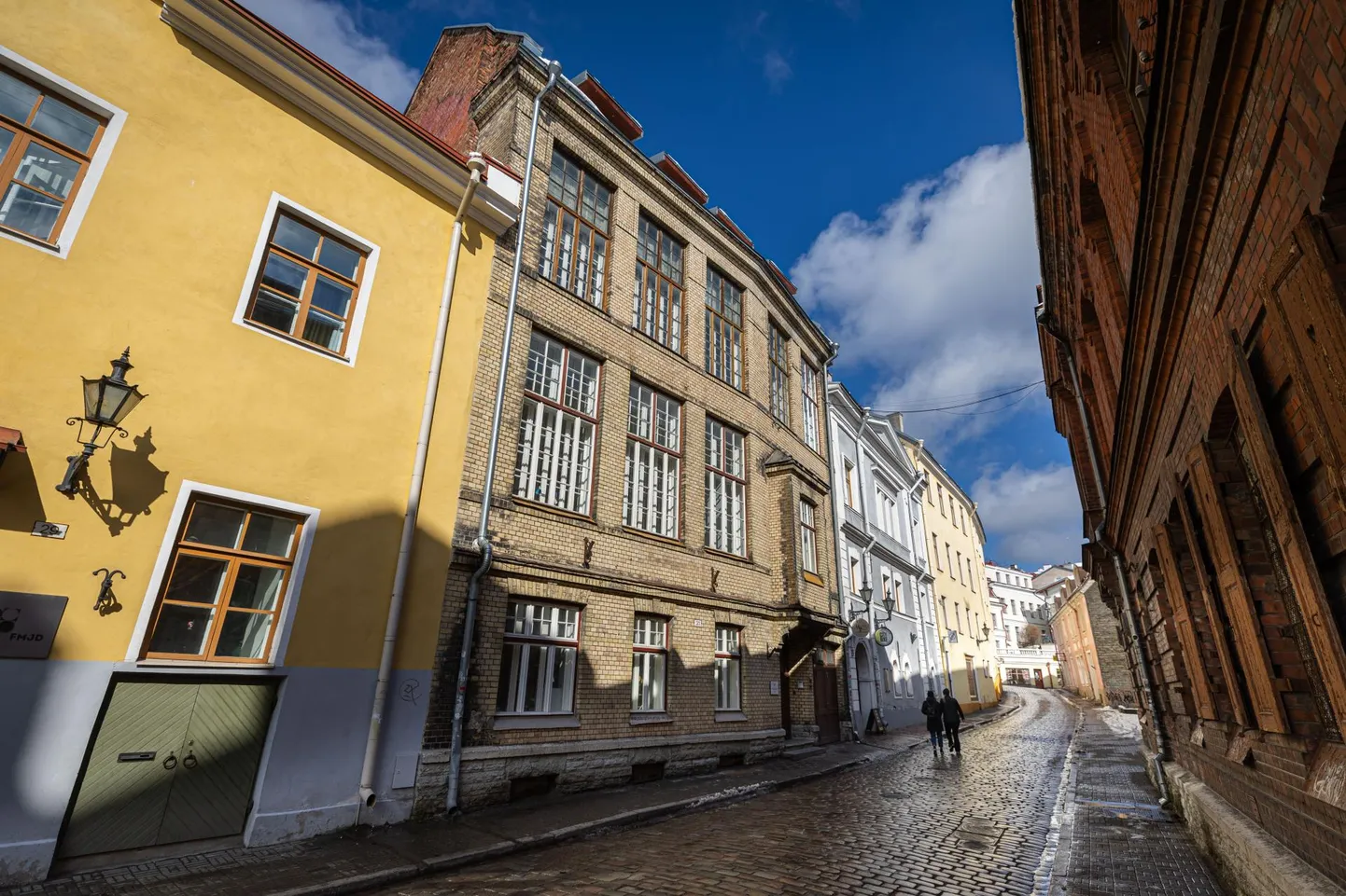 Vene tänav 31 majas asub praegu Püha Miikaeli Kool. Vanalinnale ebatüüpiliselt pole tegu paekivist, vaid tellistest ehitisega.