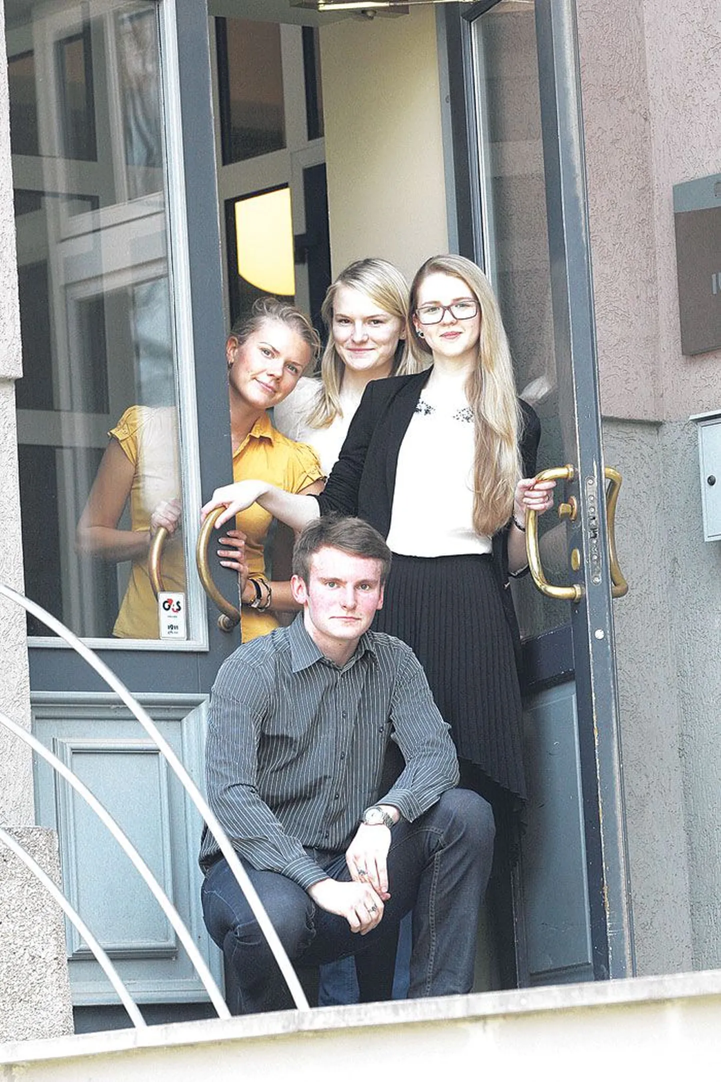 Tartu Ülikooli õigusteaduskonna tudengid Birgit Aasa (vasakult), Kärt Raud, Maarja Pild ja Lauri Kriisa tõid Teldersi harjutuskohtuvõistluselt suulises argumentatsioonis teise koha.