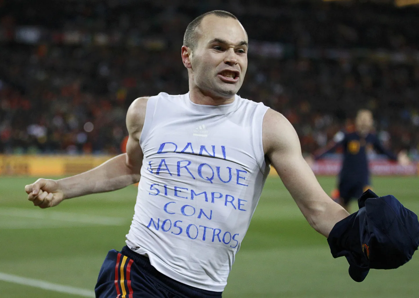 Hispaania ja Kataloonia jalgpallistaar Andres Iniesta tähistab löödud võiduväravat 2010. aasta MMi finaalis. Alussärgil varalahkunud sõpra Dani Jarque`d meenutav kiri: «Dani Jarque alati meiega».