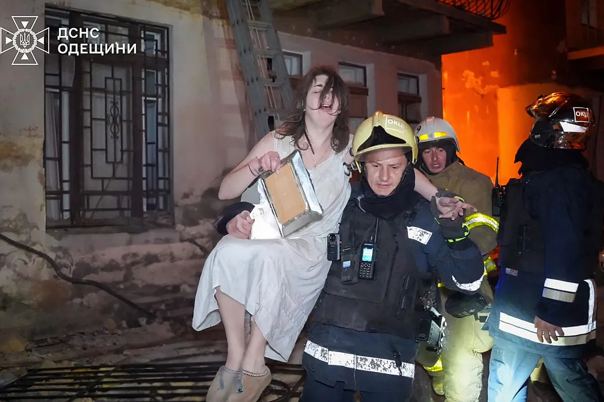 Ukranian Emergency Service carrying a woman rescued from a burning house following the Russian drone attack in Odesa on June 20, 2025.