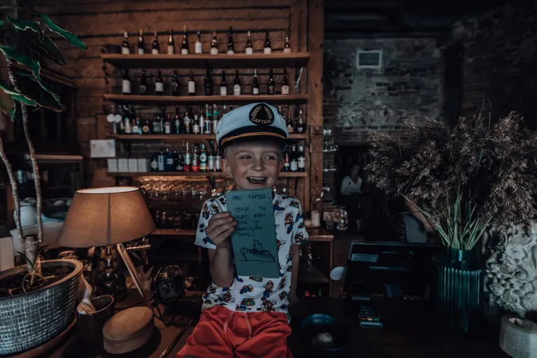 Poisi ema Kertu sõnul on Oskari areng teistest veidi maas, kuid samas ta ei ole saanud elada päris nii nagu teised lapsed ning narkoosid ja operatsioonid on samuti oma jälje jätnud.