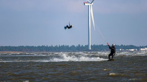 PÄEVAPILT ⟩ Lohesurfarid tormisel merel