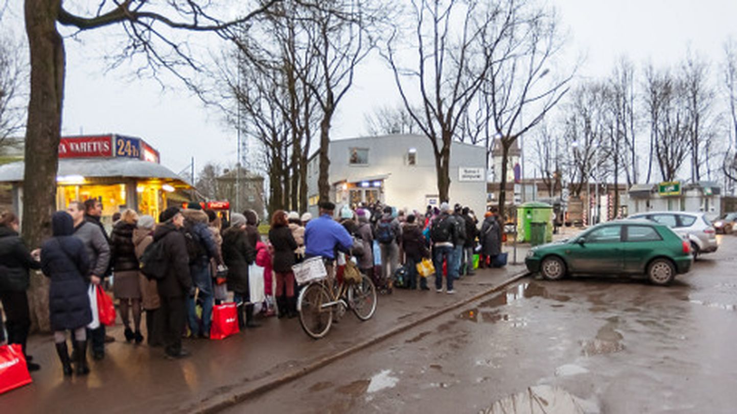 Jalakäijate järjekord Narva piiripunktis. Inimeste juttude ja kottide põhjal võib aru saada, et enamik inimesi on ostudega koju pöörduvad venemaalased. Jalgsi läheb piiriületus kindla peale kiiremini kui autoga.