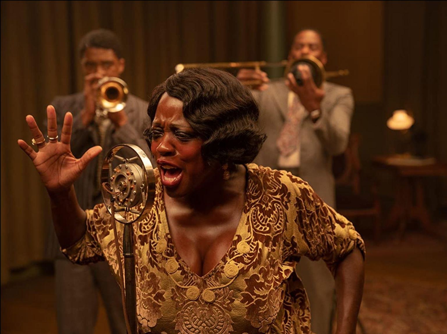Viola Davis kehastab nimiosalist filmis «Ma Rainey’s Black Bottom», taustal Chadwick Boseman.