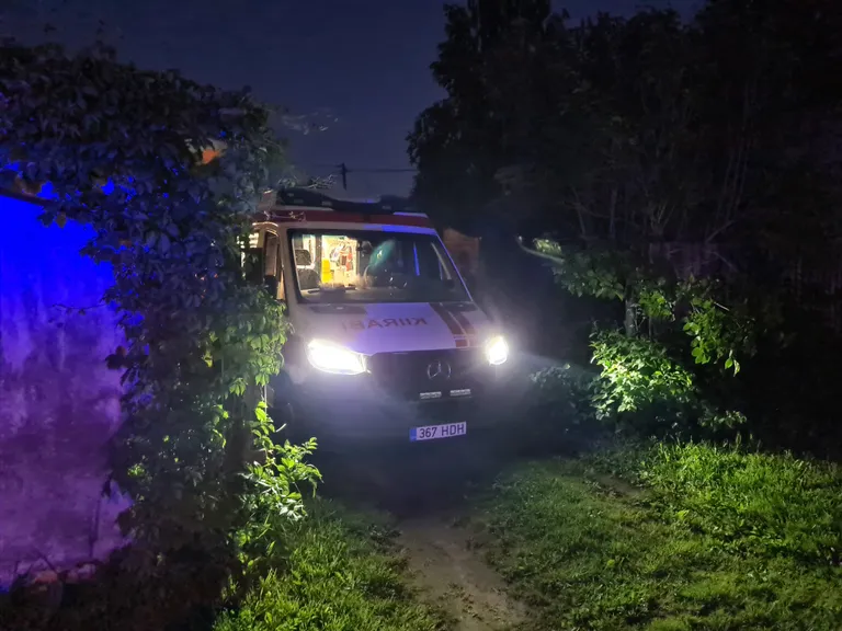 Päästjad aitasid kannatanu kiirabiautosse ja viisid ta haiglasse.