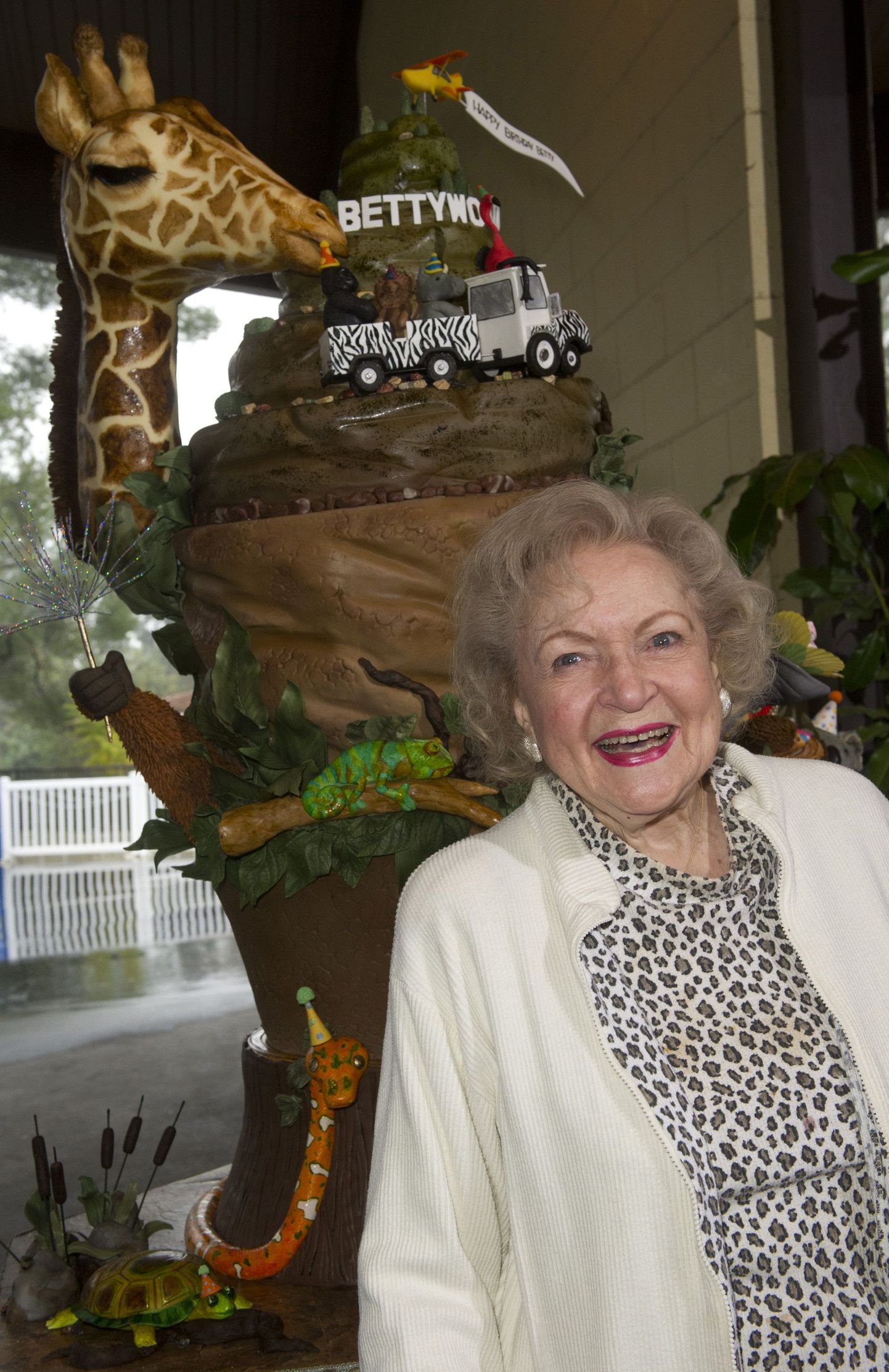 Betty White sai 90. sünnipäevaks loomateemalise tordi