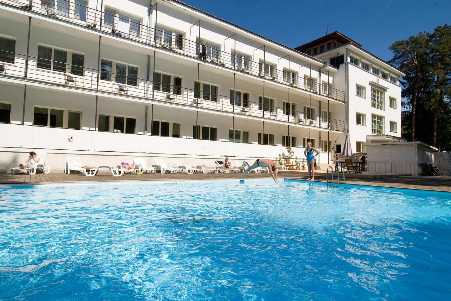 В санатории "Narva-Jõesuu" расположен крупнейший в Эстонии обогреваемый открытый бассейн.