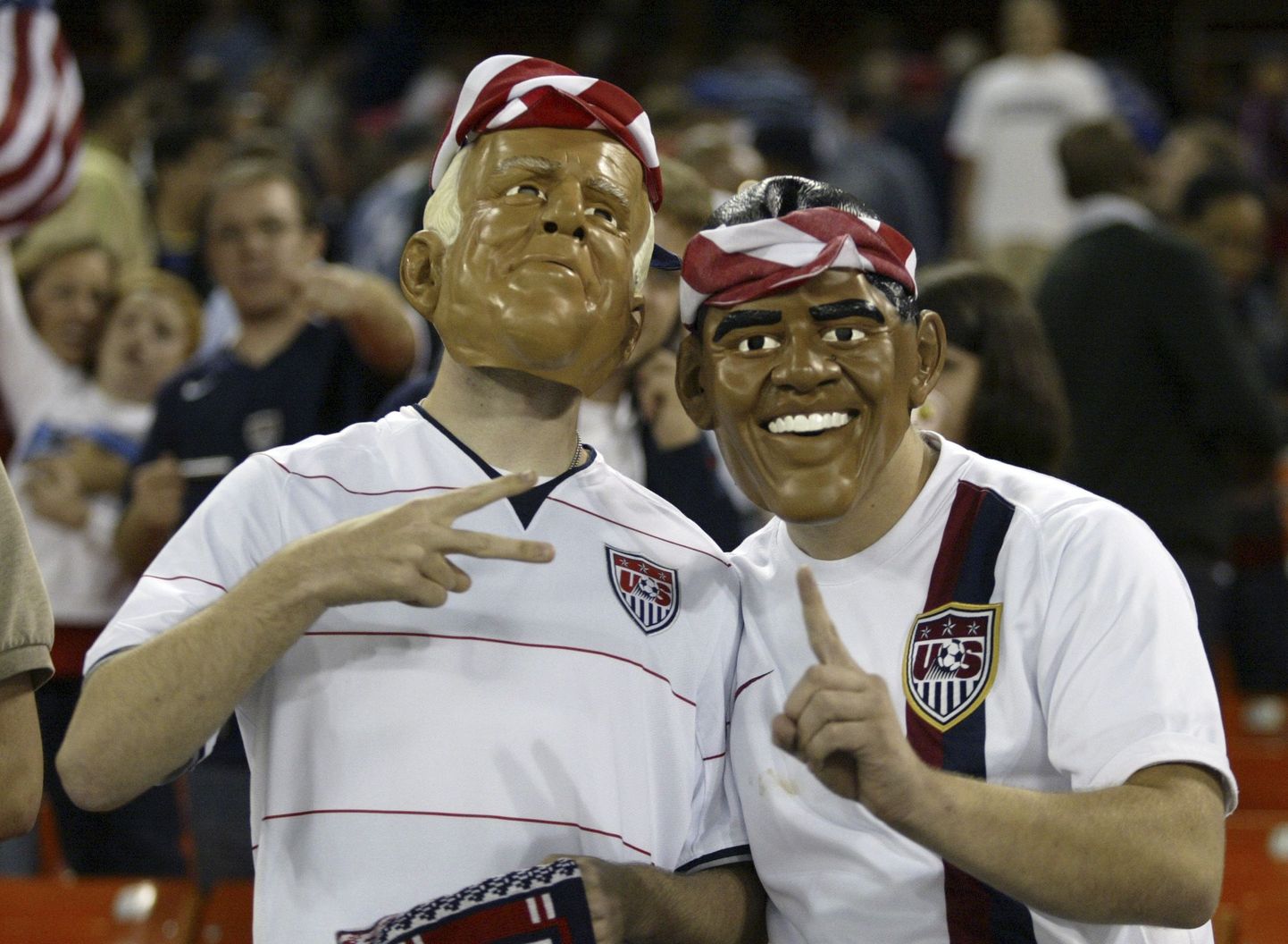 USA jalgpallifännid maskeerisid end eilseks matšiks presidendikandidaatideks.