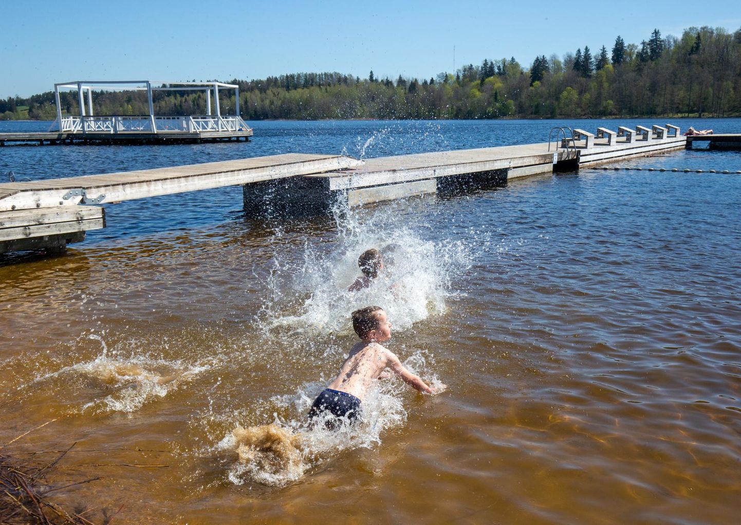 Kui eelmisel nädalal oli veetemperatuur Viljandi järves vaid 15 kraadi, siis esmaspäeval oli vees soojust juba 20 kraadi.
