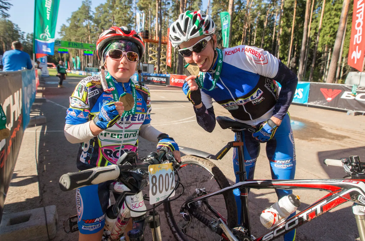 Lisete (vasakul) olümpiasportlasest ema Grete Treieriga