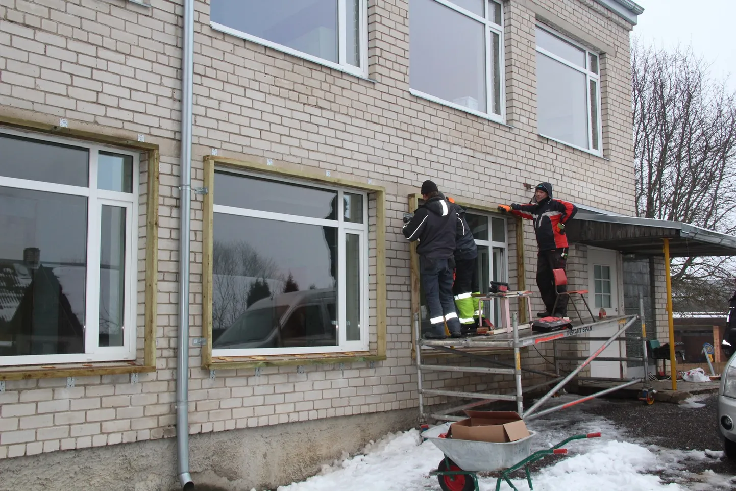 Otepää lasteaia Pähklikese maja renoveerimistööde käigus vahetatakse  majal aknad, soojustatakse välisseinad ja katus ning paigaldatakse uus elektri-, kütte-, vee- ja kanalisatsioonisüsteem ning ventilatsioonisüsteem. Esimesele korrusele paigaldatakse põrandaküte.