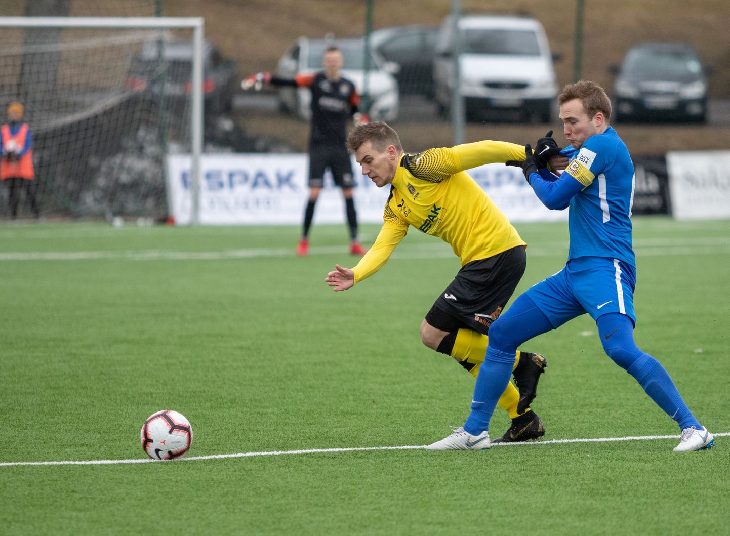 Tammeka avas võiduarve teises voorus, kui võõrsil alistati Viljandi Tulevik 4:0. Paremal tartlaste kapten Tauno Tekko.