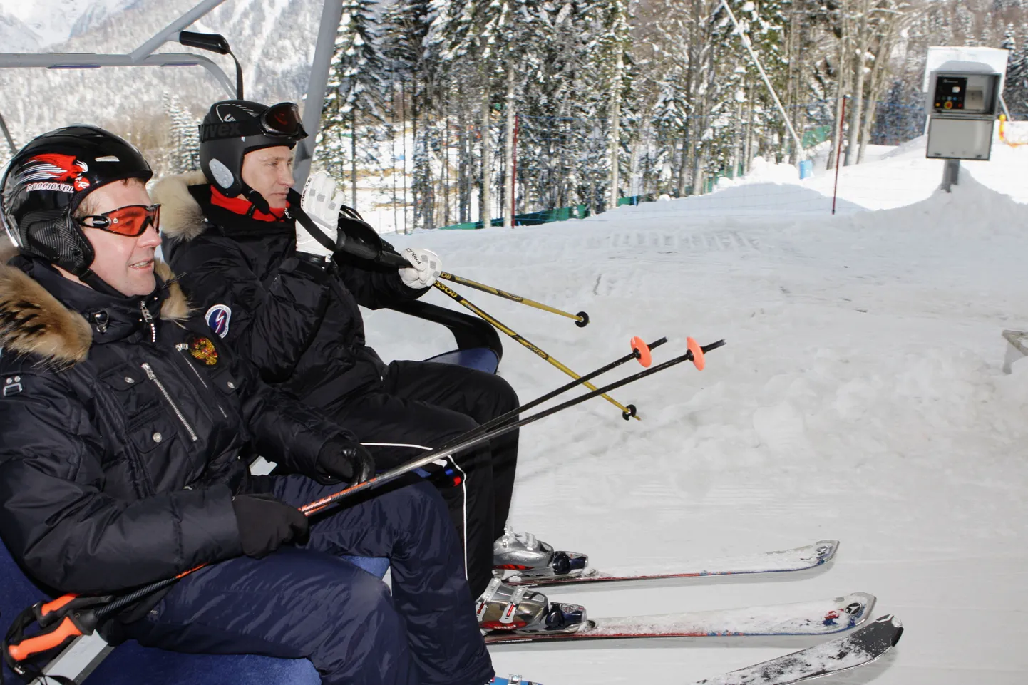 Dmitri Medvedev ja Vladimir Putin (paremal) Krasnaja Poljanas Rosa Hutori suusakeskuses.