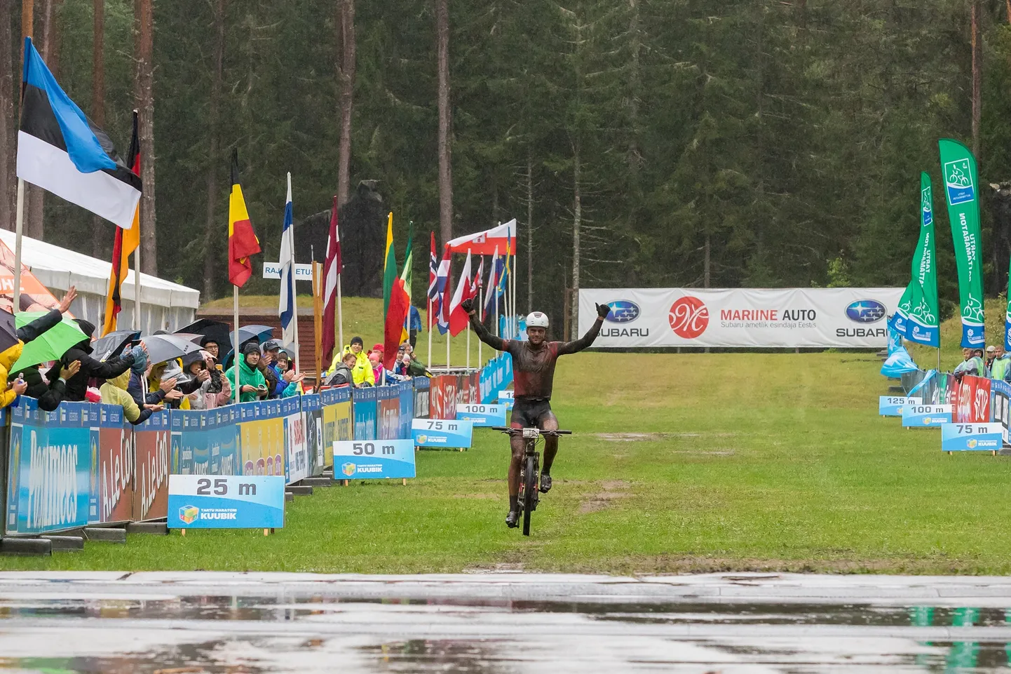 Gert Jõeäär rattamaratonil finišeerimas.