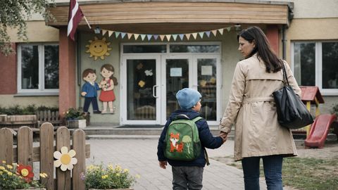 "Это безумие!" Тысячи рижан подписываются, чтобы спасти детские сады от реформы