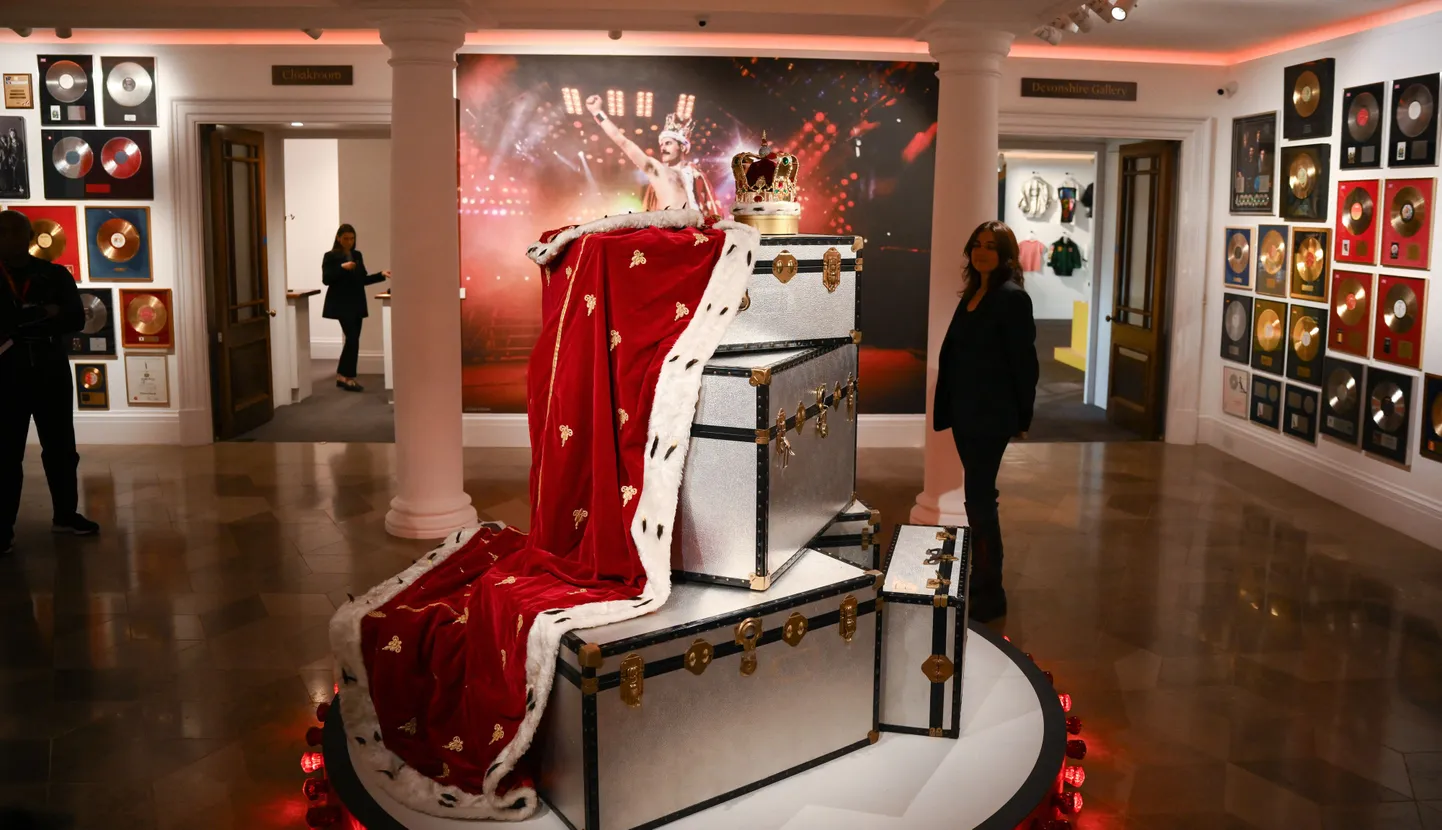 Kuu aja jooksul on Londonis Sothebys'i oksjonimajas võimalik imetleda Freddie Mercury isiklikke asju, kuni need septembris oksjonil maha müüakse