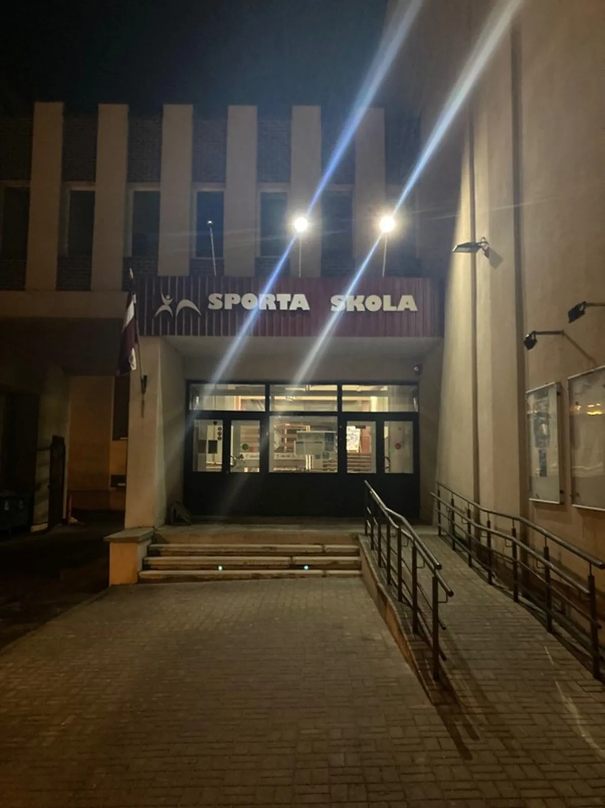 Attēlā: Daugavpils sporta skola, kurā Kasperovičs bija noskatījis vairākus potenciālos upurus. 2023.gada marts. Foto: