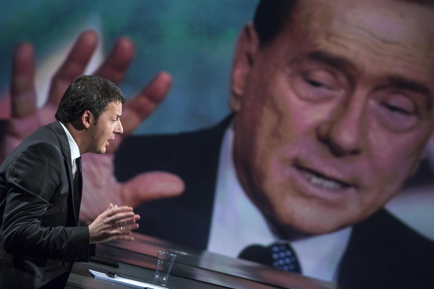 Matteo Renzi, taustal Silvio Berlusconi pilt.