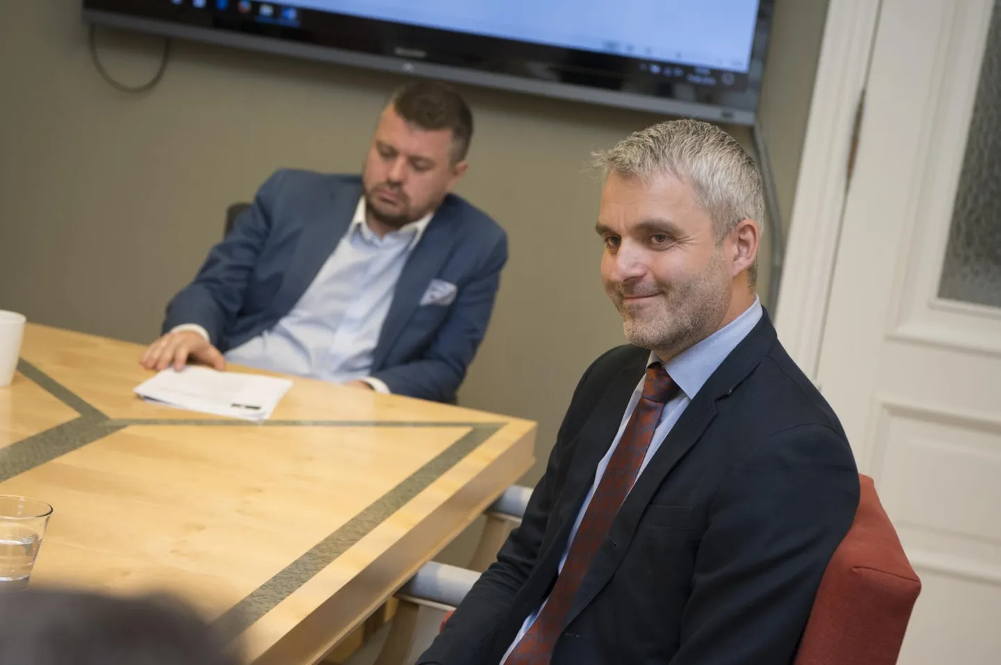Marko Aaviku (paremal) sõnul seisnes e-Täituri puhul tema põhiline roll konstruktiivse õhkkonna hoidmises osapoolte vahel, mitte sisuliste otsuste tegemises. FOTO: Riigikogu.ee