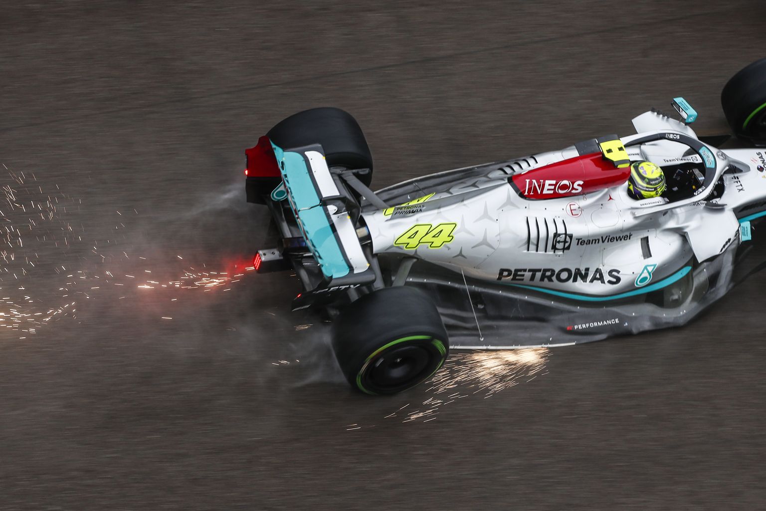 Mercedese F1-tiim on vormelite põrkumisega suures hädas ja see mõjutab nende kiirust.