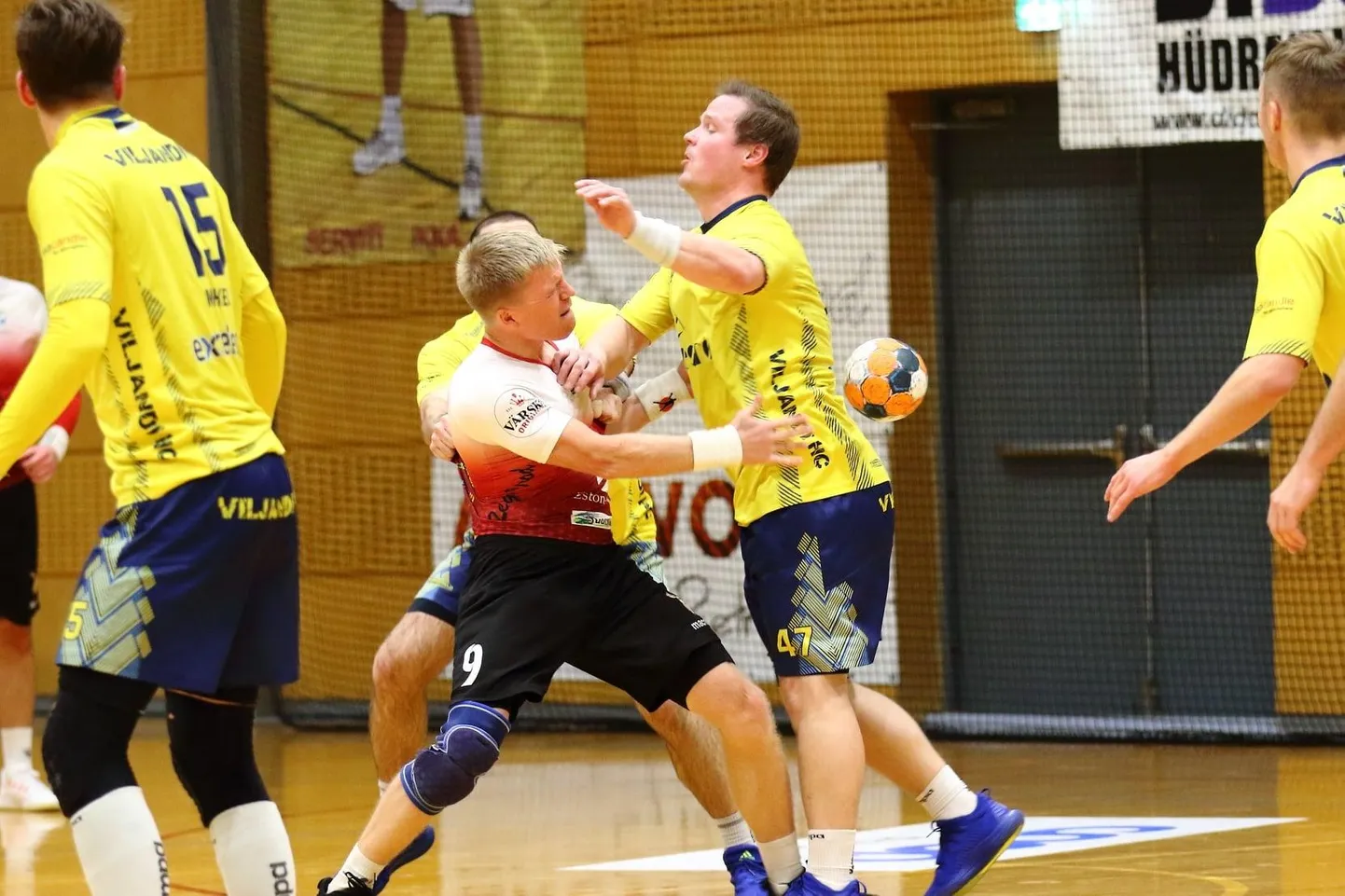 Veerandfinaali resultatiivsemad mehed vastamisi. Kristo Voika (keskel paremal) viskas Viljandi HC kasuks kaheksa ja Raido Peedomaa (viskel) Põlva/Arcwoodi poolel seitse väravat.