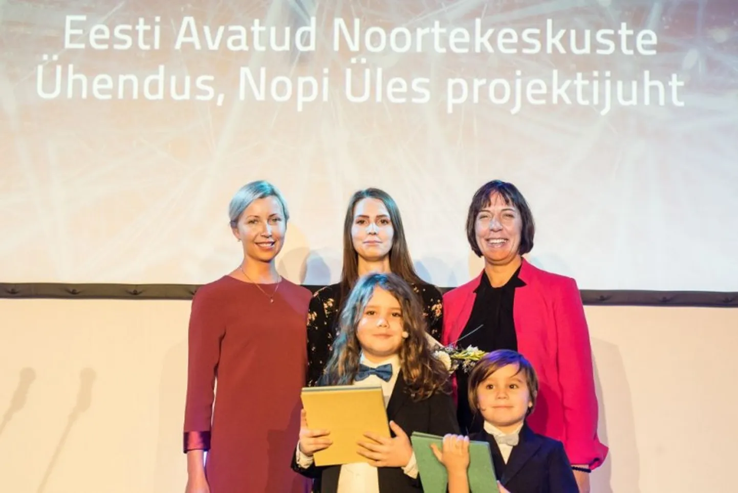 Riin Luks parima noorsootöötaja tunnustust vastu võtmas.