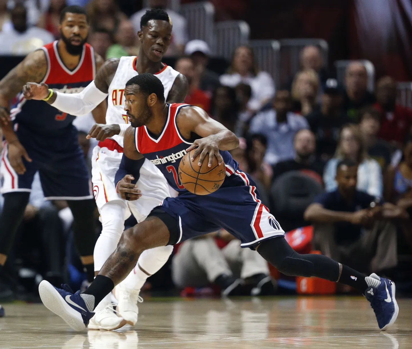 Washington Wizardsi mängujuht John Wall (palliga) viskas Atlanta Hawksi vastu 42 punkti ning vedas oma koduklubi poolfinaali, kus minnakse vastamisi Boston Celticsiga.