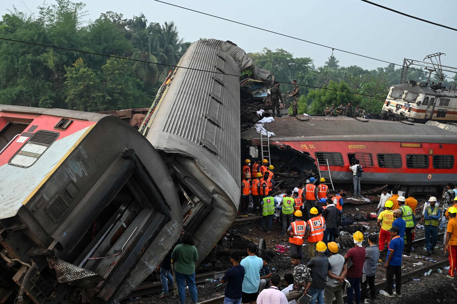 Päästetöötajad India Odisha osariigis Balasores, kus rongiõnnetus nõudis ligi 300 inimese elu.