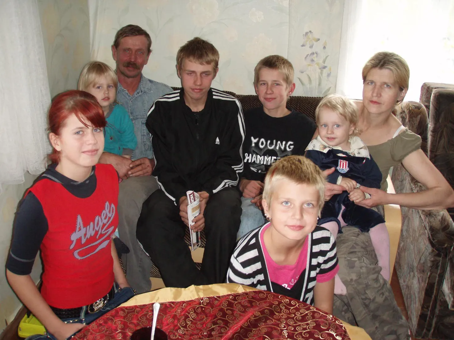 Vasakult: Moonika, Marit, Arvo, Gerri, Artur, Maimu, Armin ja Merje. Pildilt puuduvad Mae ja Maili.