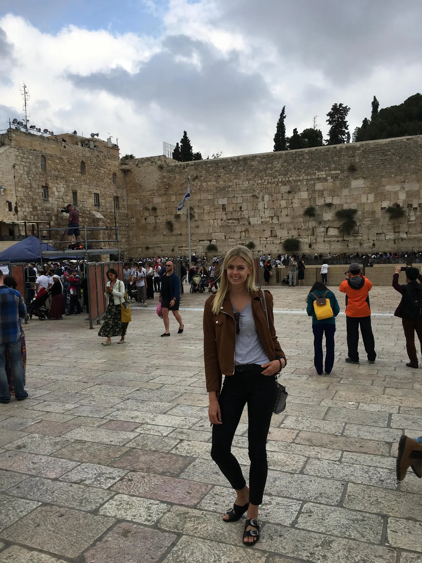 Marilin Simchon on eesti naine, kes abiellus Iisraeli juudiga ja pöördus ka ise judaismi. Fotol on Marilin Jeruusalemmas Nutumüüri ääres, mis on juudi rahva pühapaik, sest see on ainus säilinud tugimüür roomlaste ajal purustatud templile.