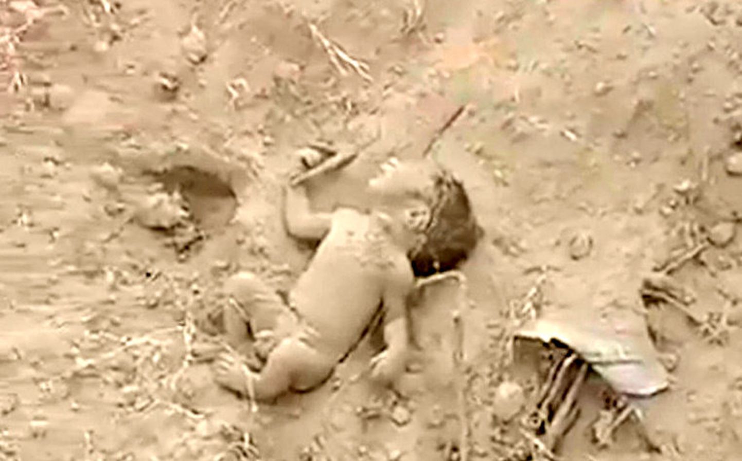 Indias päästeti mutta kaevatud vastsündinud poisi elu.