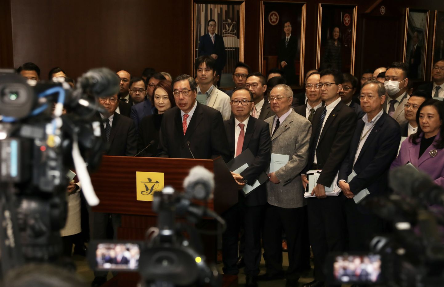 Hongkongi Hiina-meelsed seadusandjad ja nende juht Andrew Leung (keskel).