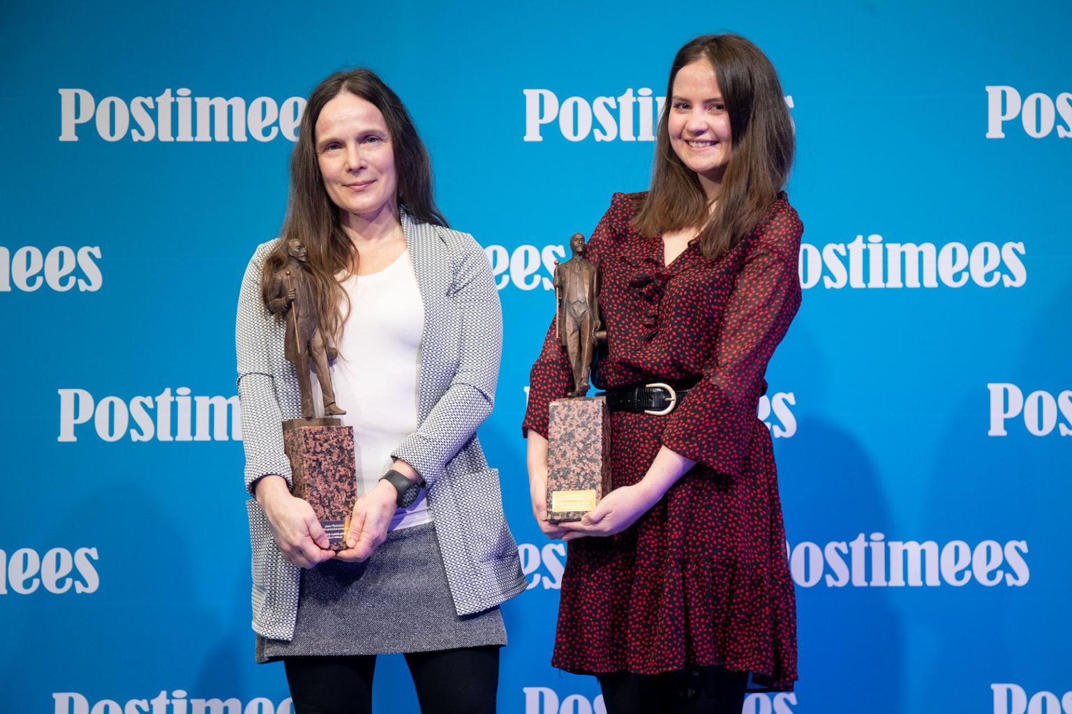 Aasta ajakirjanik Ülle Harju ja aasta noor ajakirjanik Loora-Elisabet Lomp.