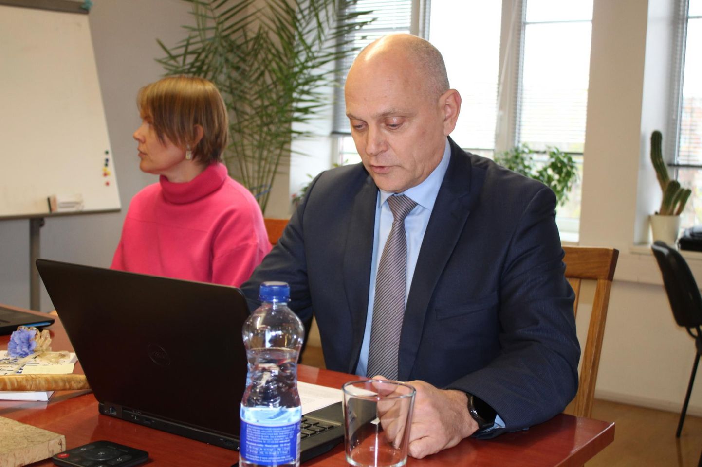 Tapa vallavolikogu esimees Alari Kirt 26. oktoobril lahkumiskõnet ette lugemas. Kirdi kõrval istub volikogu sekretär Evelin Värk.
