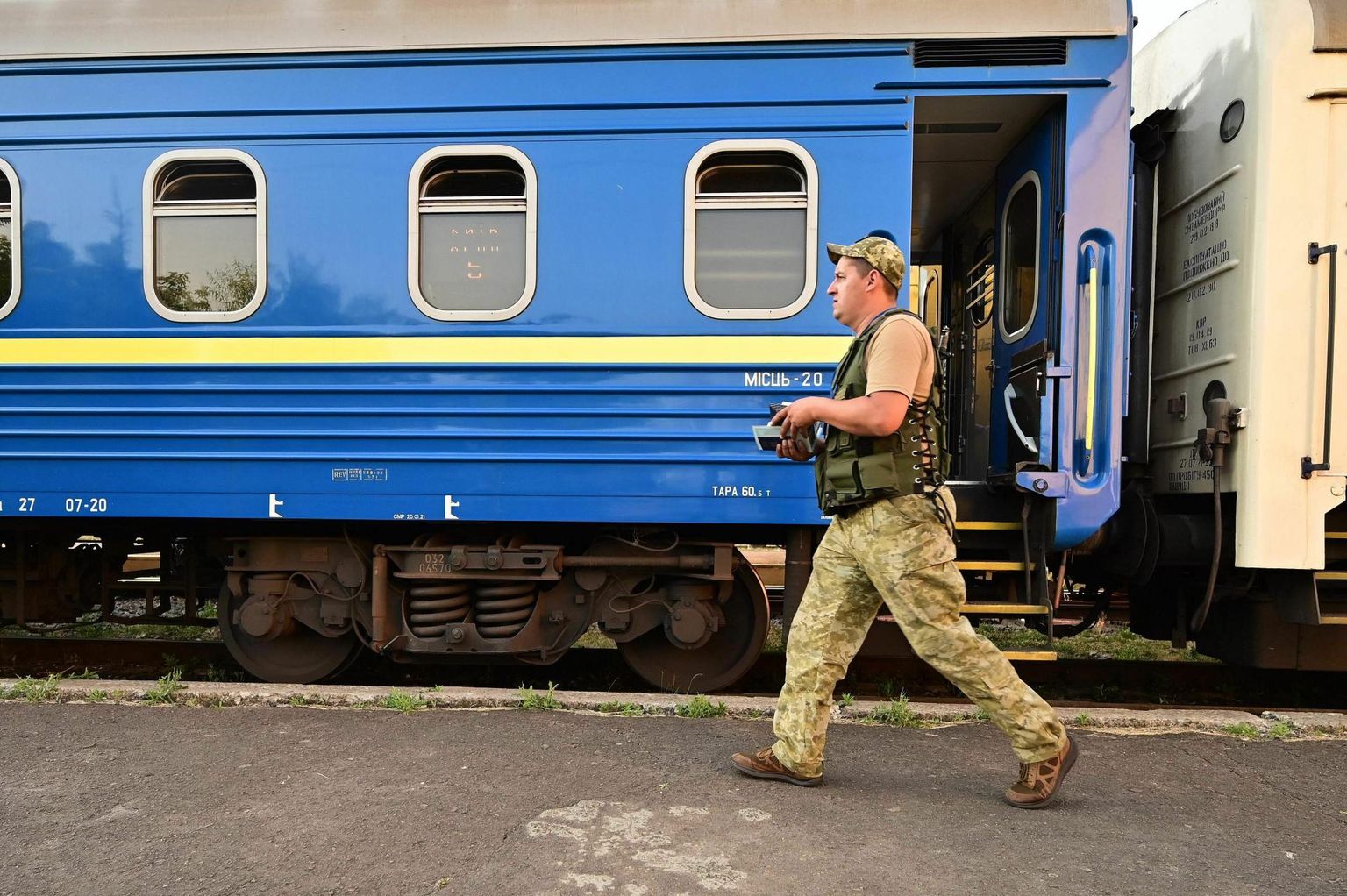 Ukraina sõdur kõnnib, rongireisijate passid käes, Poola piiri lähistel asuvas Ljubomlis. 