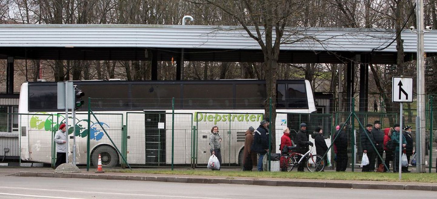 See Jaanilinnas käinud buss näeb juba päris kehvake välja – Eestisse tagasi tulles oli masina paagis juhi jutu järgi 630 liitrit kütust. Bussis oli ka 17 jõhvilasest turulist.