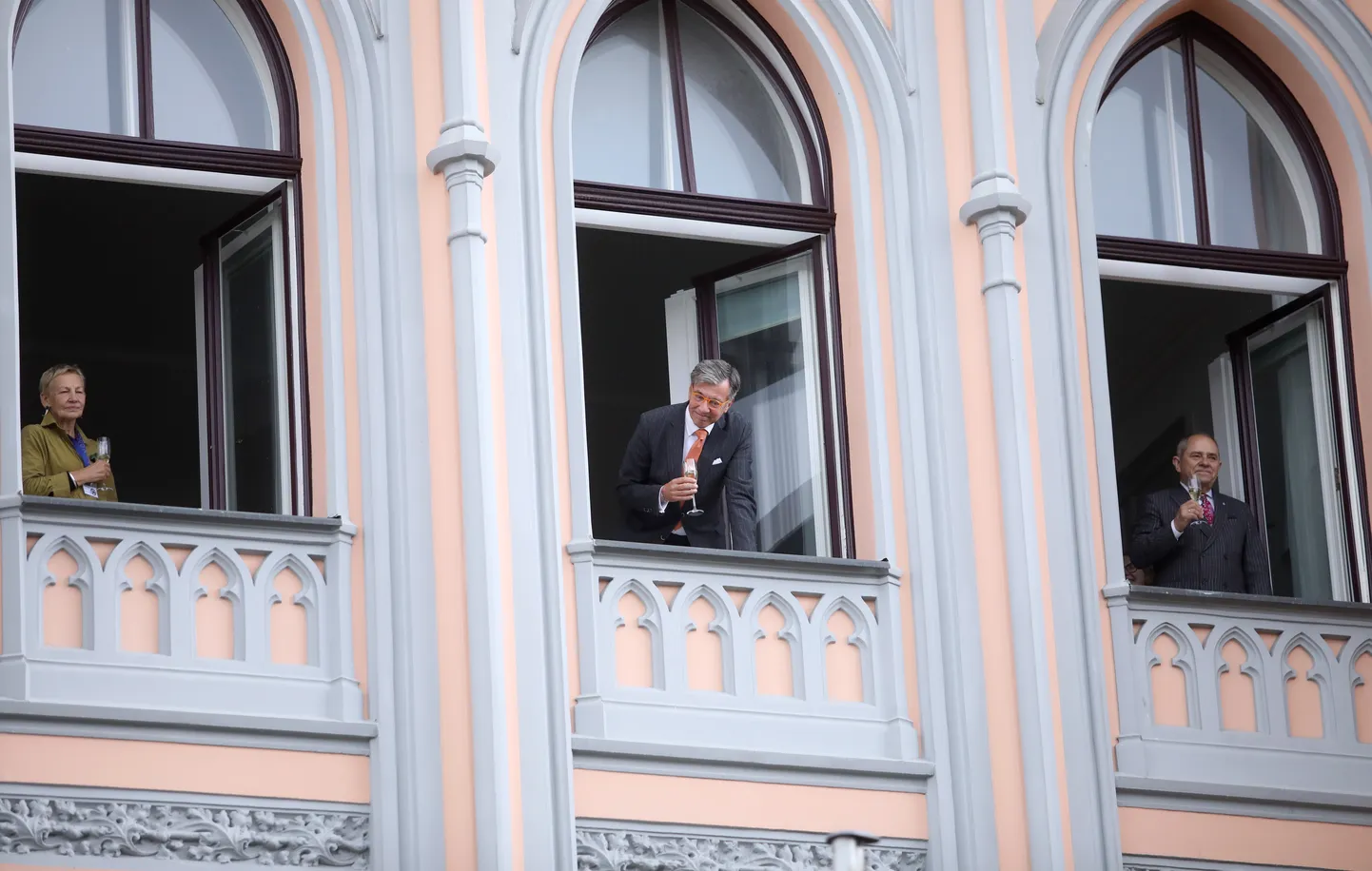 Arhitekte Zaiga Gaile, Vācijas vēstnieks Latvijā Kristians Helts un Rīgas Riharda Vāgnera biedrības priekšsēdētājs Māris Gailis pēc preses konferences.