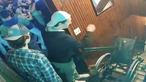 VIDEO ⟩ Jalutu naise ratastooli trepist alla lükanud hokimängija sai karistada