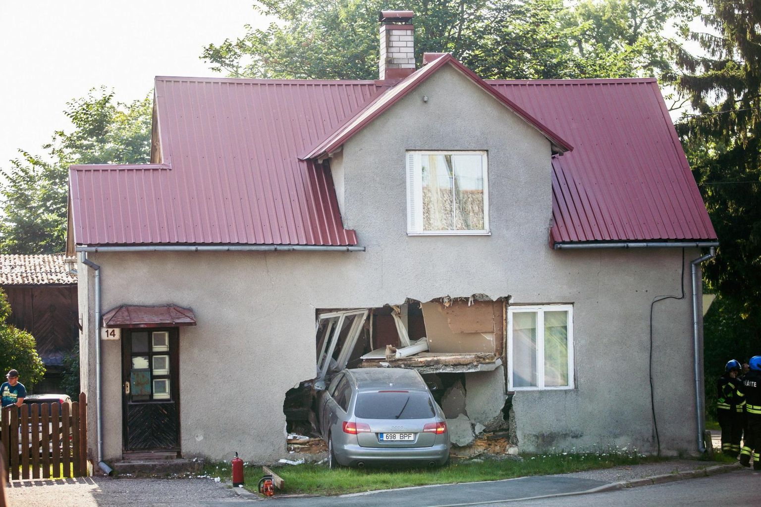 Ekspertiis tuvastas Pärnus Rohelisel tänaval läbi seina majja sõitnud auto 21aastasel juhil narkojoobe.