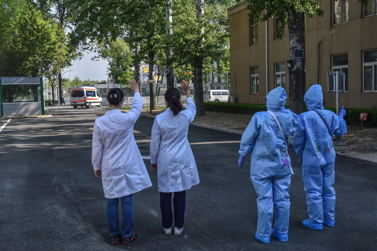 Xiaotangshani haigla tervishoiutöötajat lehvitamas haigla viimastele COVID-19 patsientidele, kes pärast tervenemist koju said.