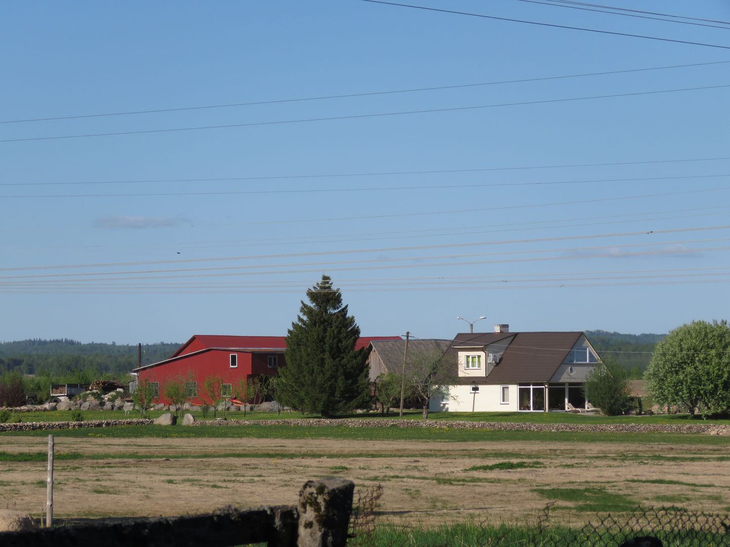 Kalle Tiidebergi talu hooned paiknevad kõrgemal seljandikul, ümberringi siledad, asjatundlikult haritud põllumassiivid.