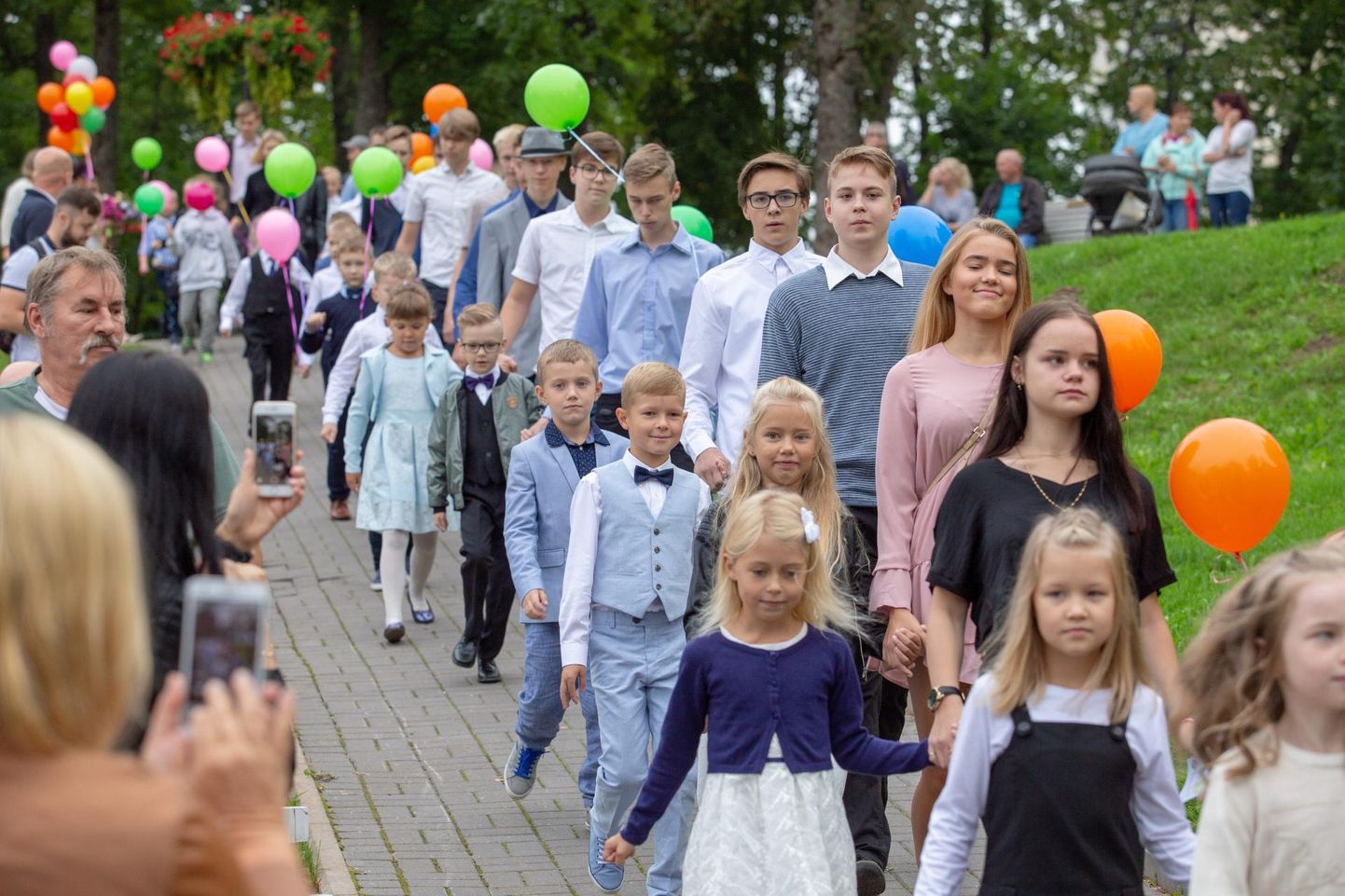 Kuna sel aastal ei saanud Paalalinna kooli rahvas majas käiva remondi tõttu aktust pidada tavapärases kohas, leiti hea lahendus tähistada 1. septembrit laululaval.