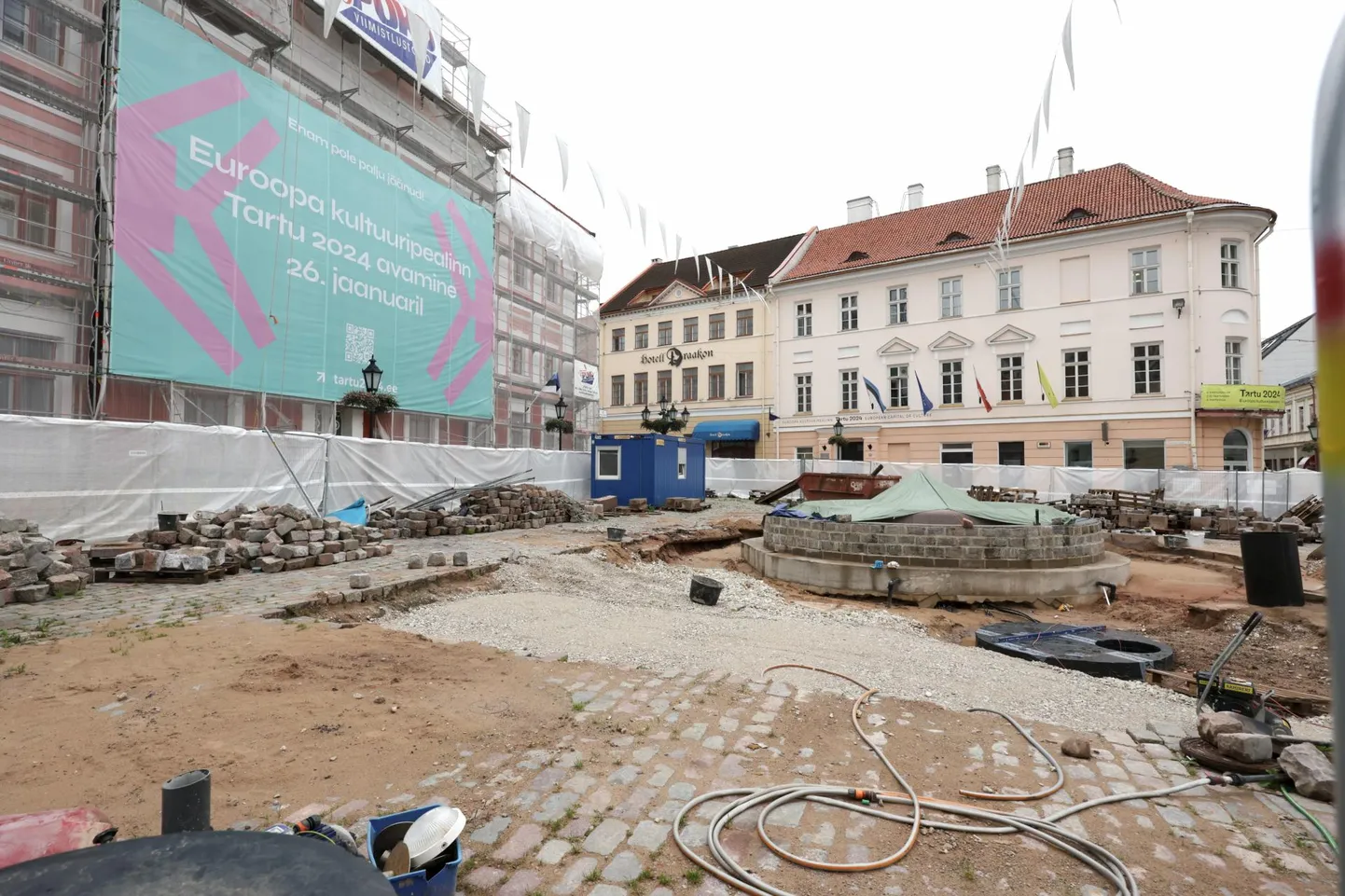Raekoja platsi «Suudlevate tudengite» purskkaevu juures käivad tööd. Oktoobri jooksul peaks purskkaev taas silma rõõmustama.