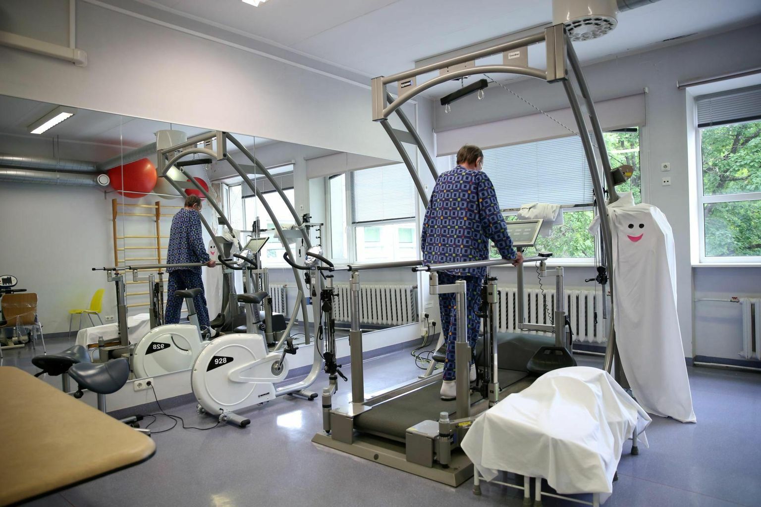 TÜ kliinikumi statsionaarses taastusravi osakonnas on abiks kõnnirobotid.